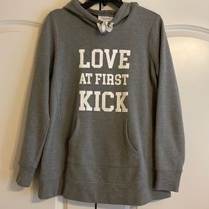 Maternity sweatshirt ‘LOVE AT FIRST KICK’ 💘
